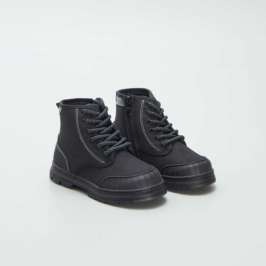 Fur-lined hiking-style boots black