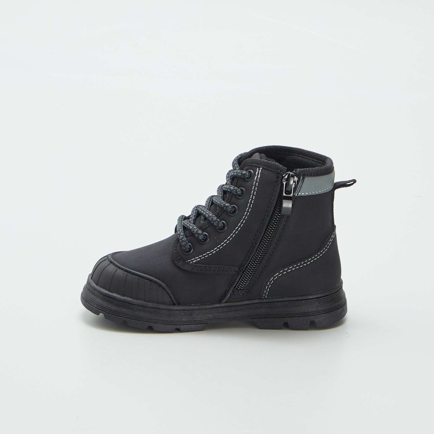 Fur-lined hiking-style boots black