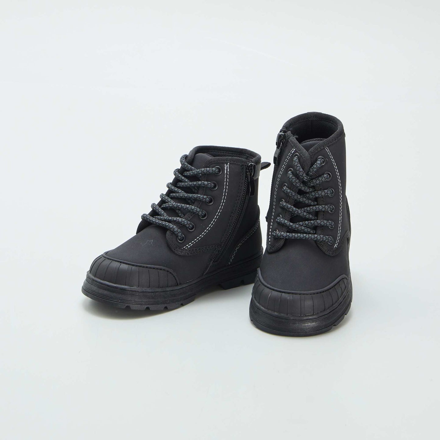 Fur-lined hiking-style boots black
