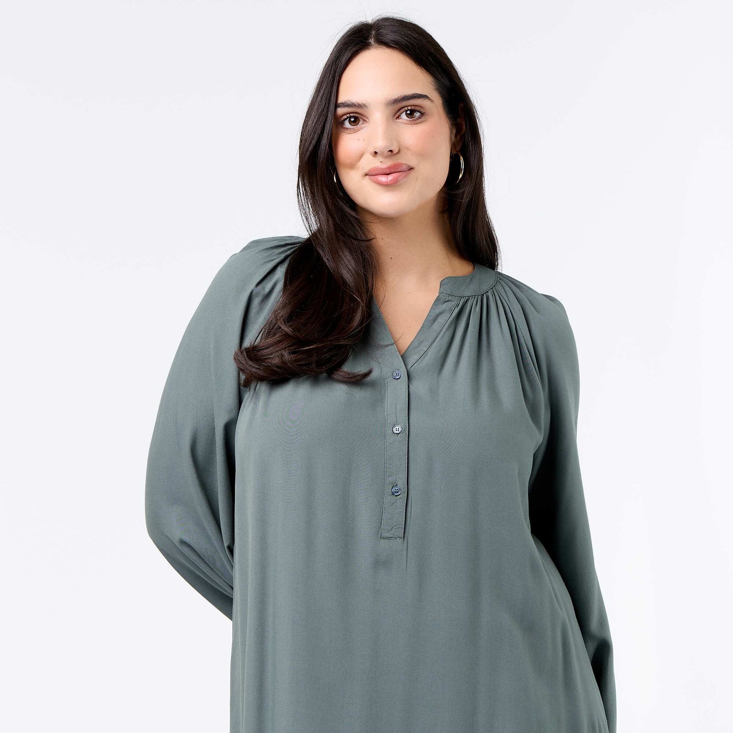 Long dress with long sleeves and Henley collar GREEN
