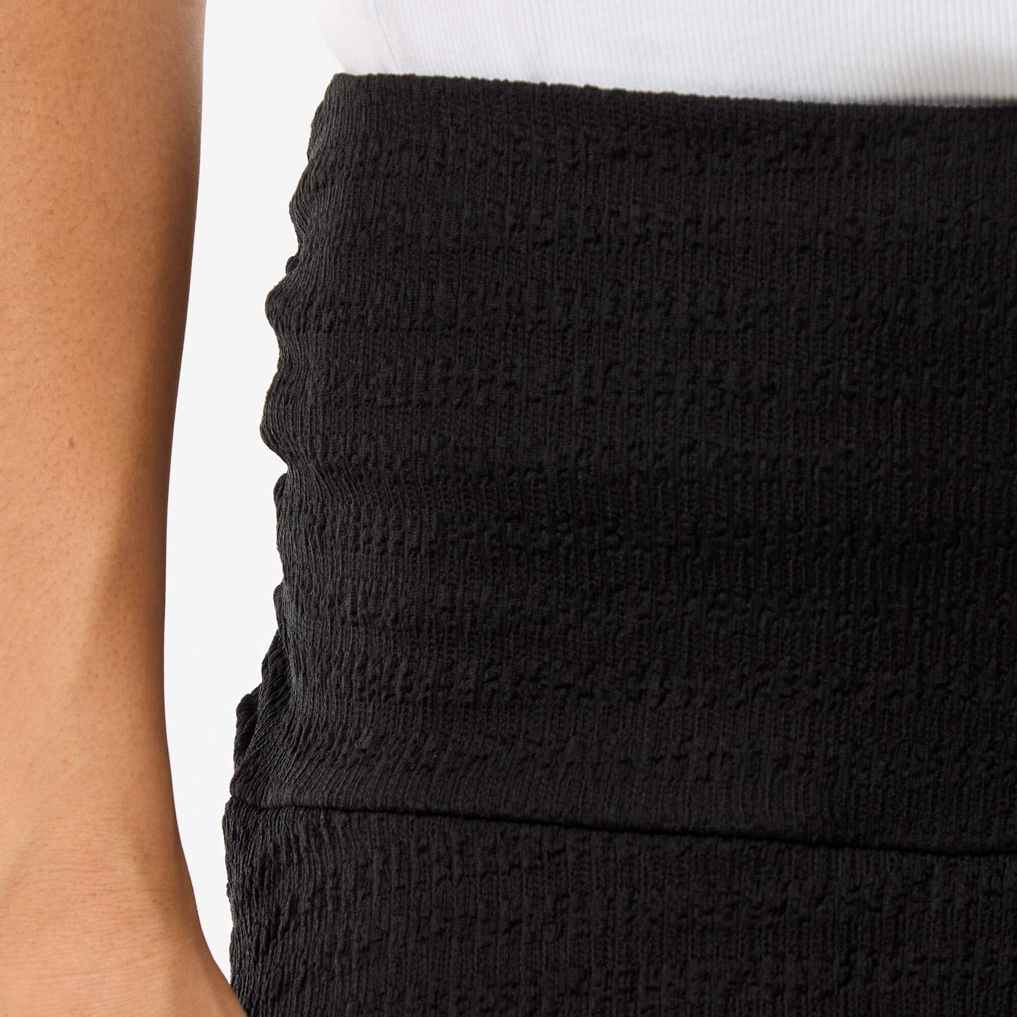Short Tiered Crinkle Knit Skirt BLACK