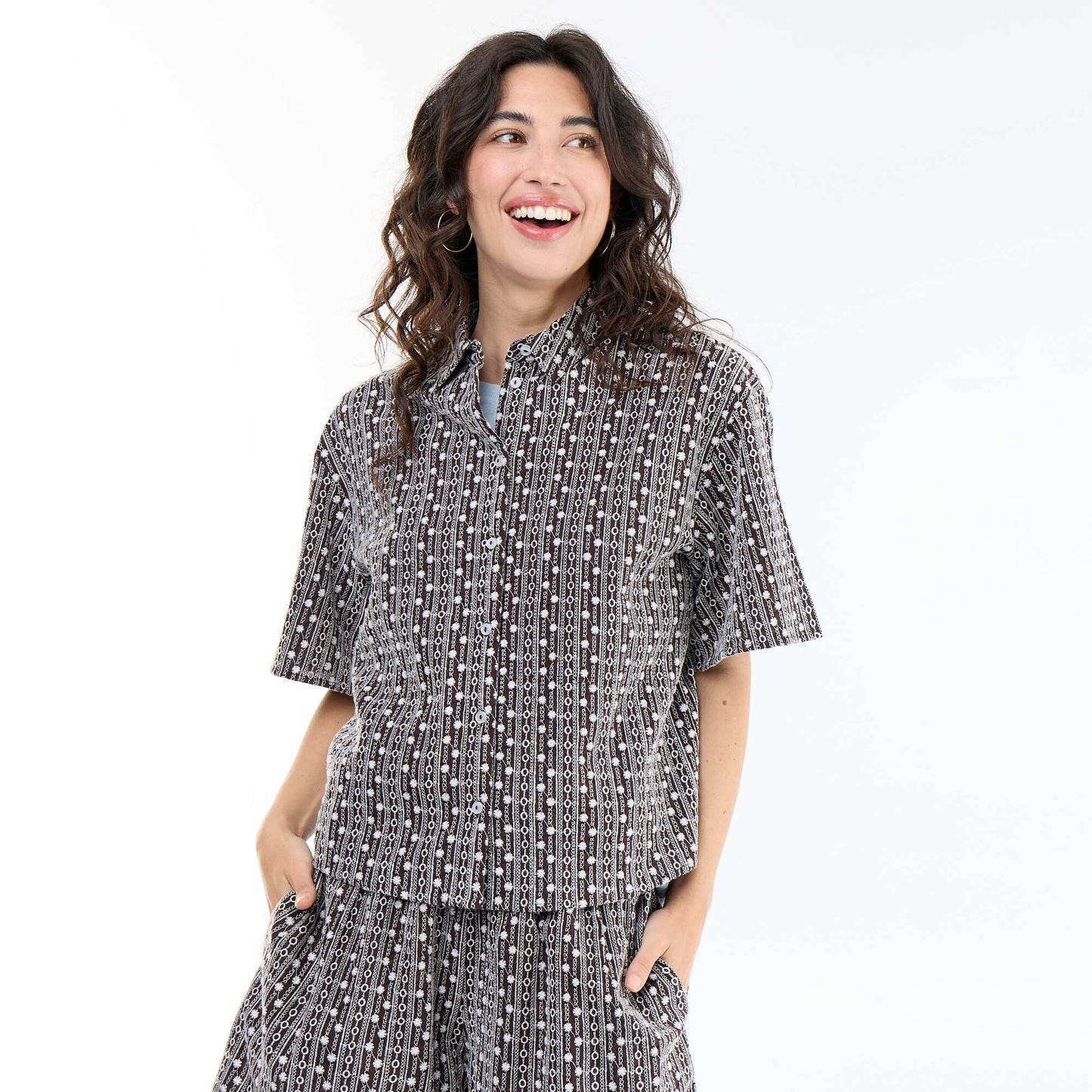 Embroidered short-sleeved shirt BROWN