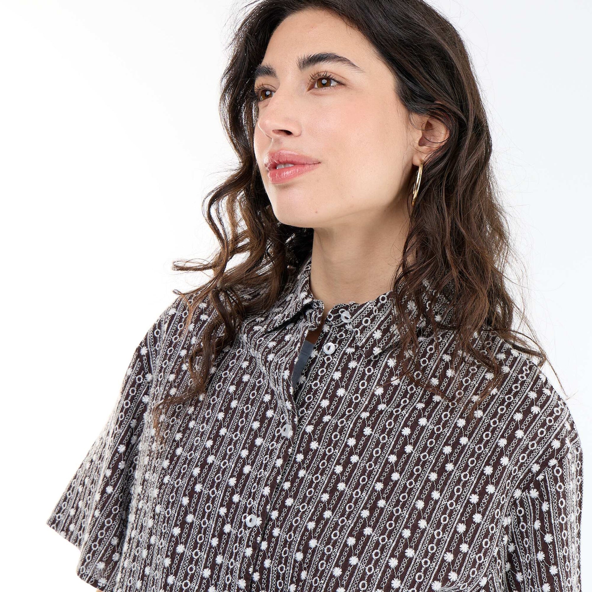Embroidered short-sleeved shirt BROWN