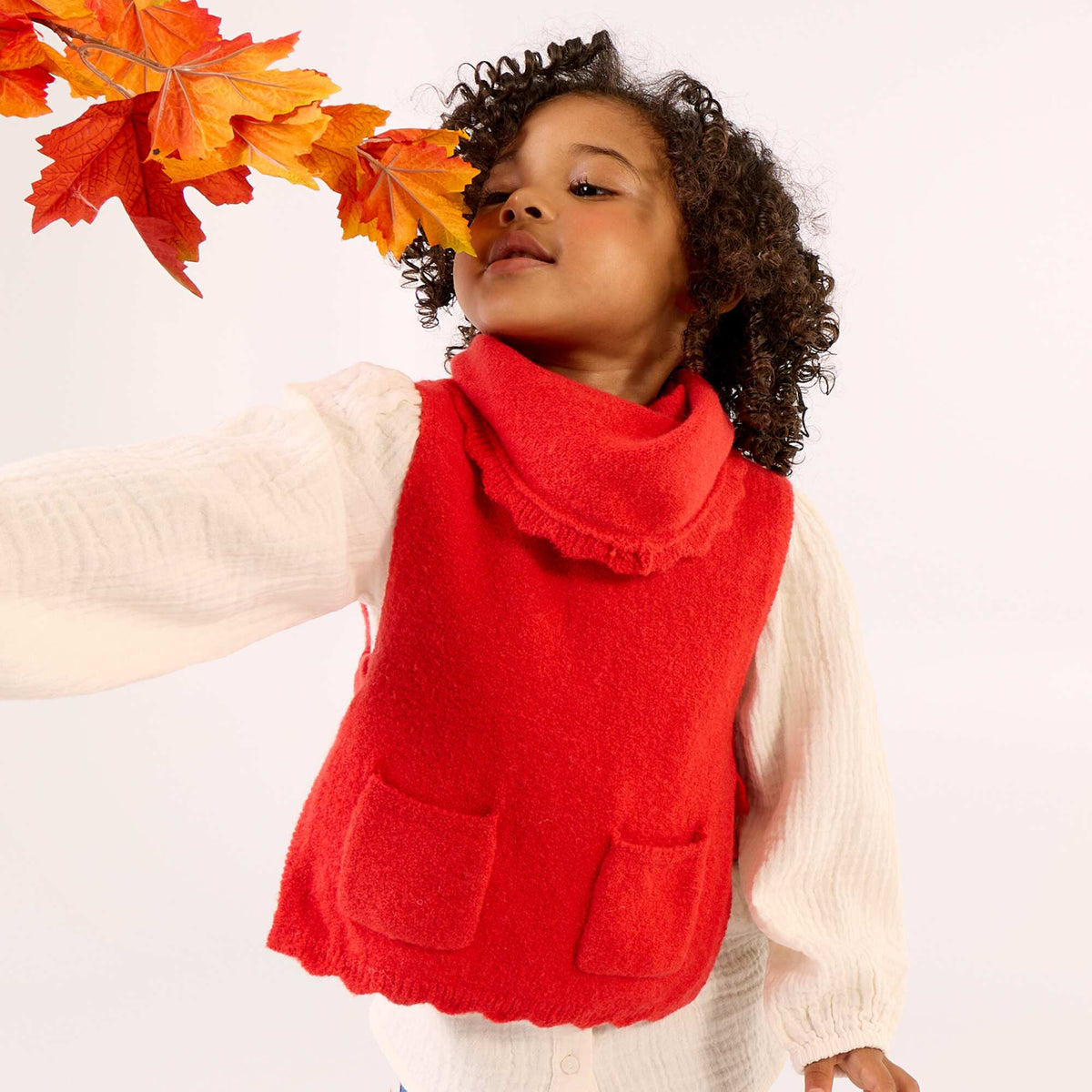 Sleeveless sweater with removable scarf RED