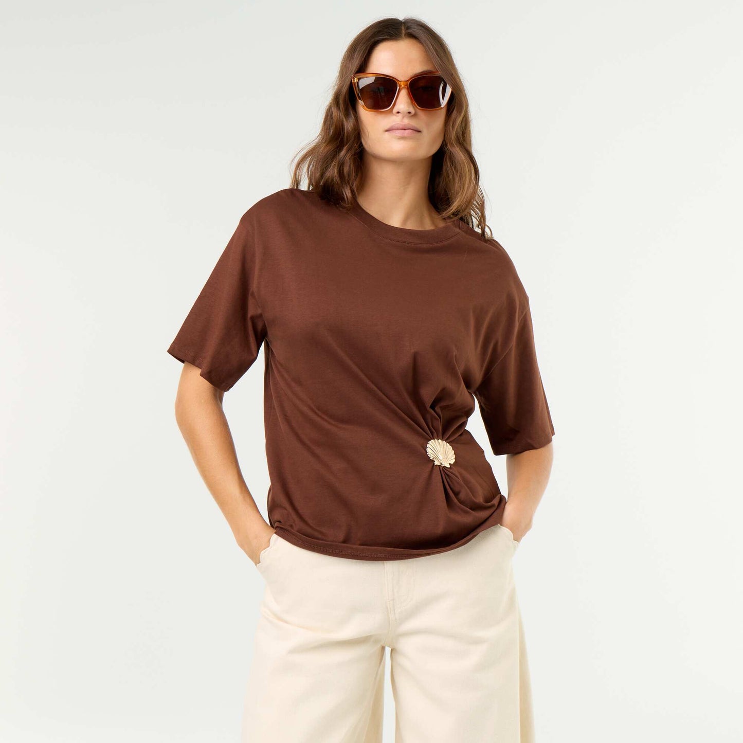 Short-sleeve T-shirt with Shell Charm BROWN