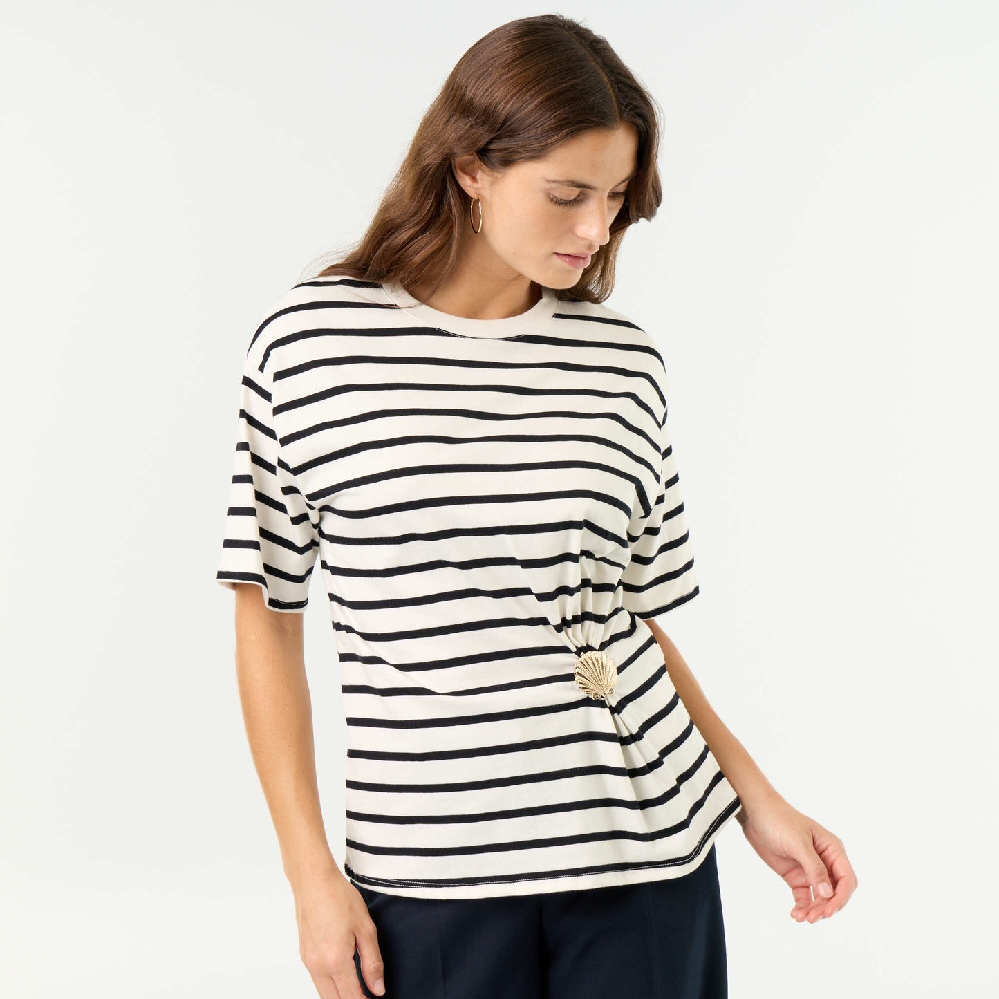 Short-sleeved T-shirt with shell charm WHITE