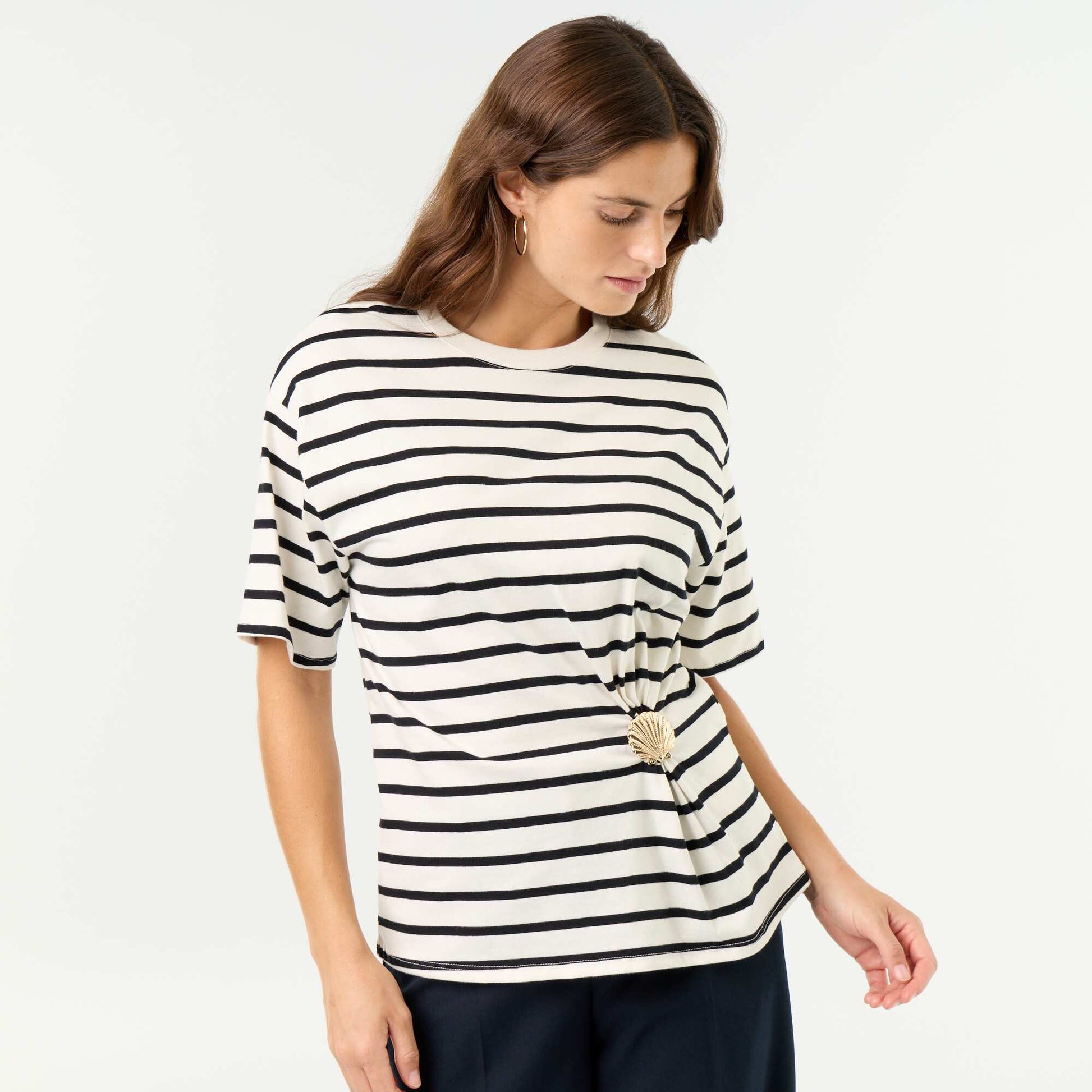 Short-sleeved T-shirt with shell charm WHITE
