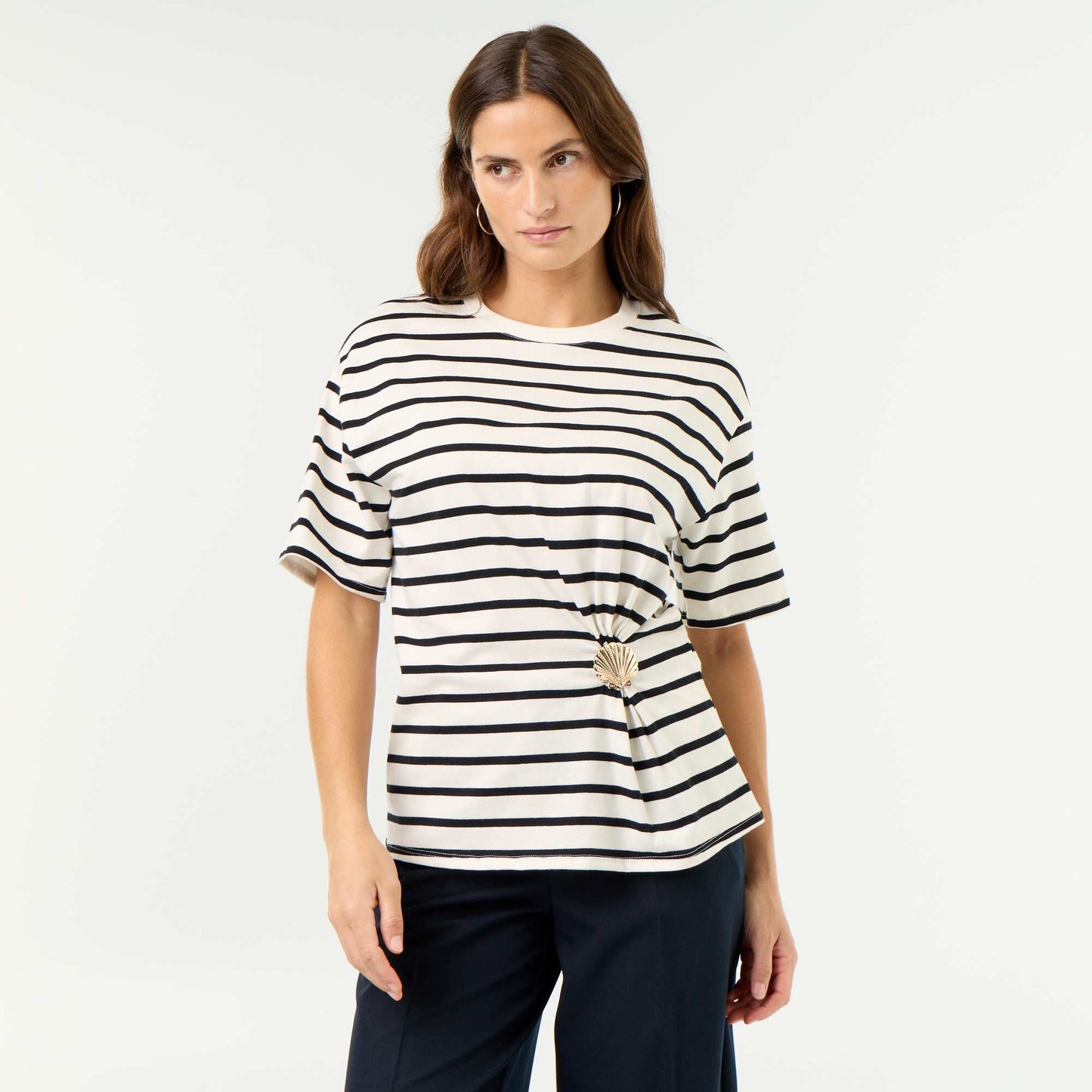 Short-sleeved T-shirt with shell charm WHITE