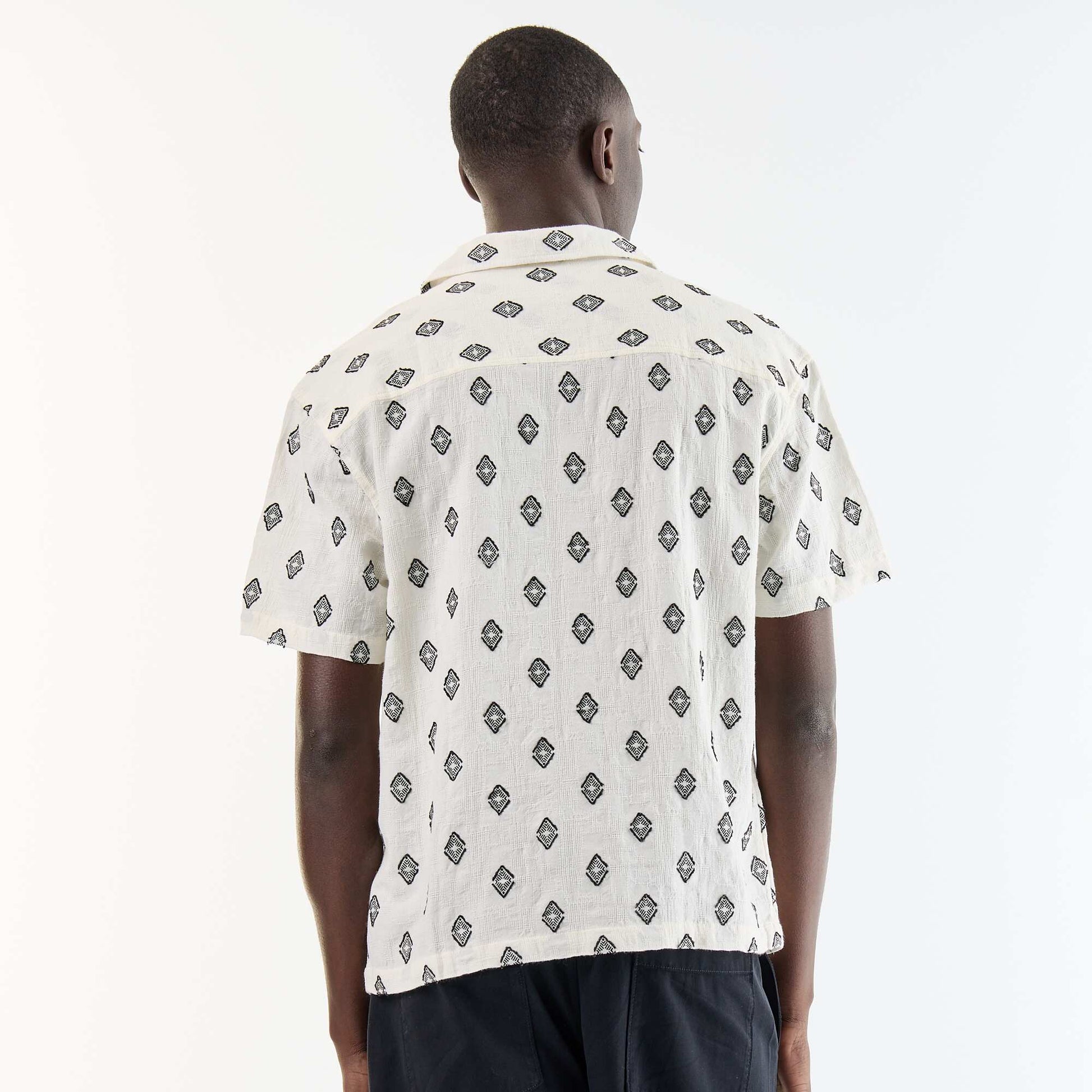 Short-sleeved fancy knit shirt with embroidery BLACK