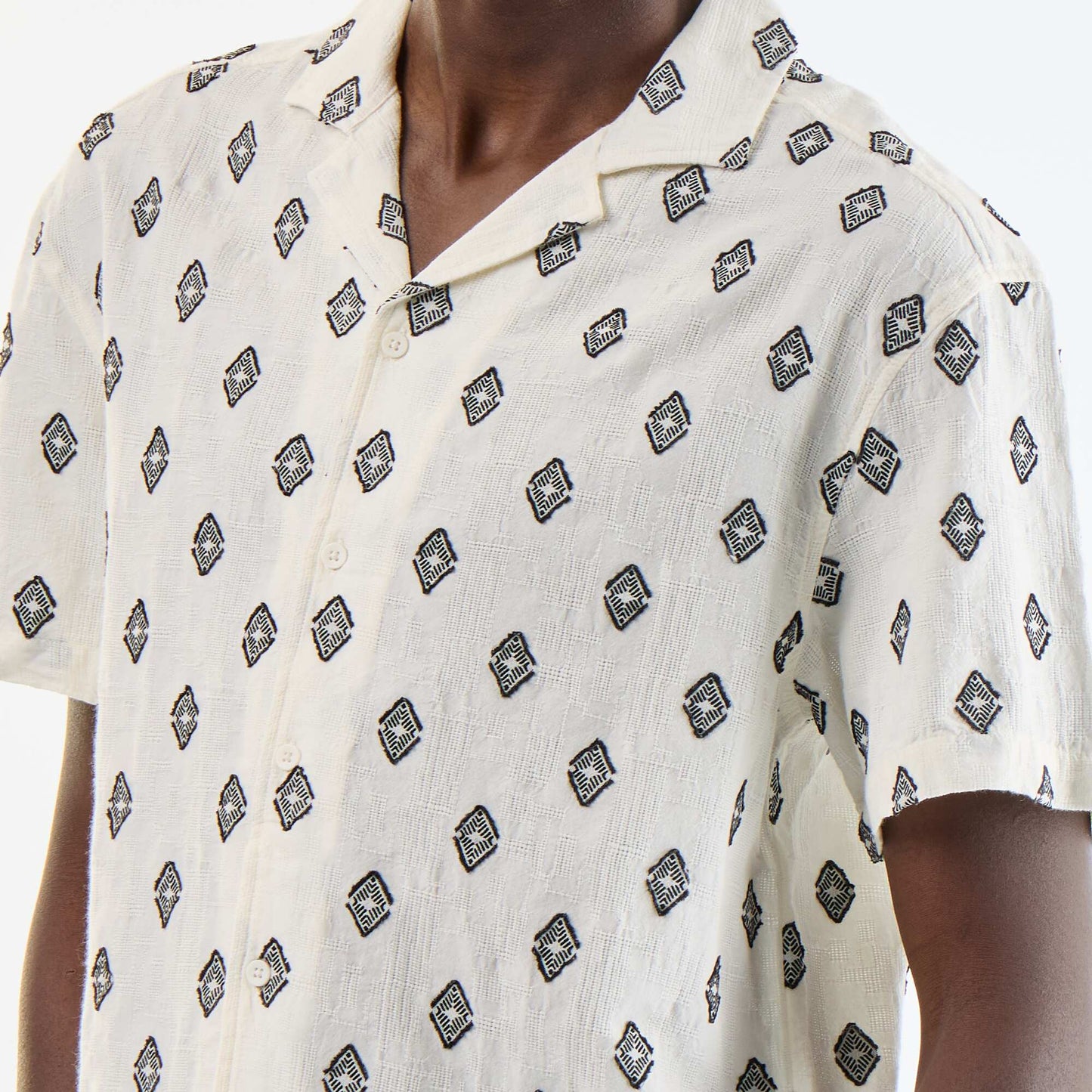 Short-sleeved fancy knit shirt with embroidery BLACK