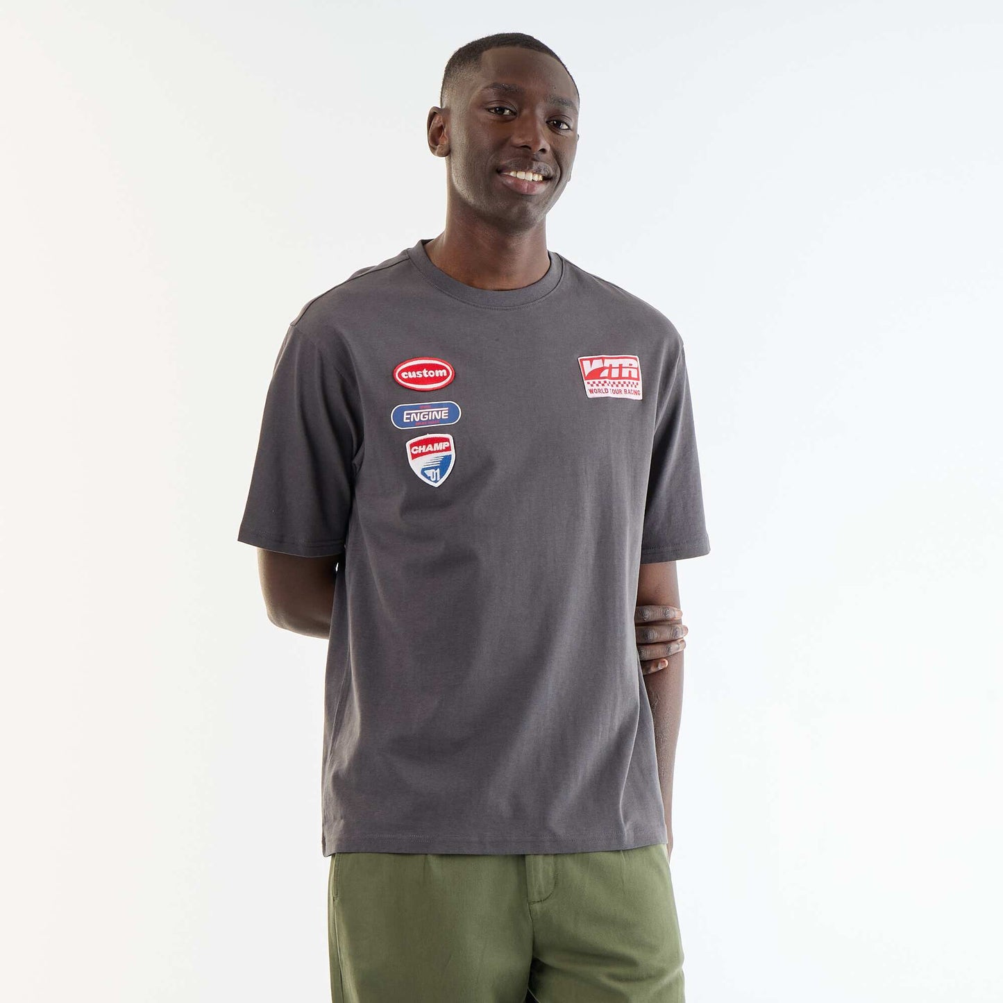 Solid short-sleeved T-shirt with sewn patches GREY