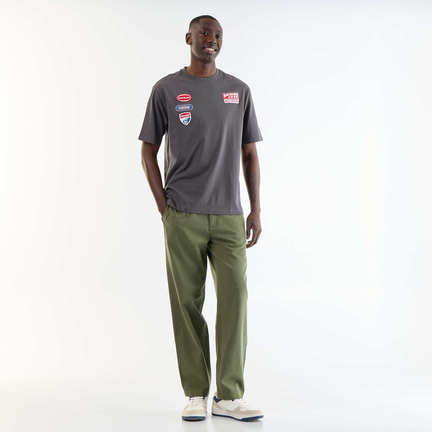 Solid short-sleeved T-shirt with sewn patches GREY