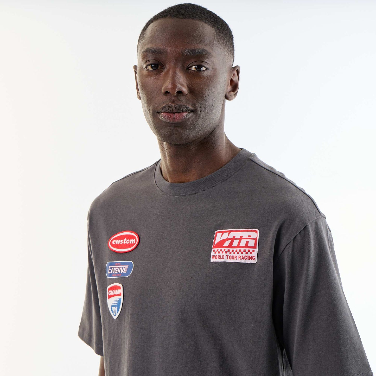 Solid short-sleeved T-shirt with sewn patches GREY