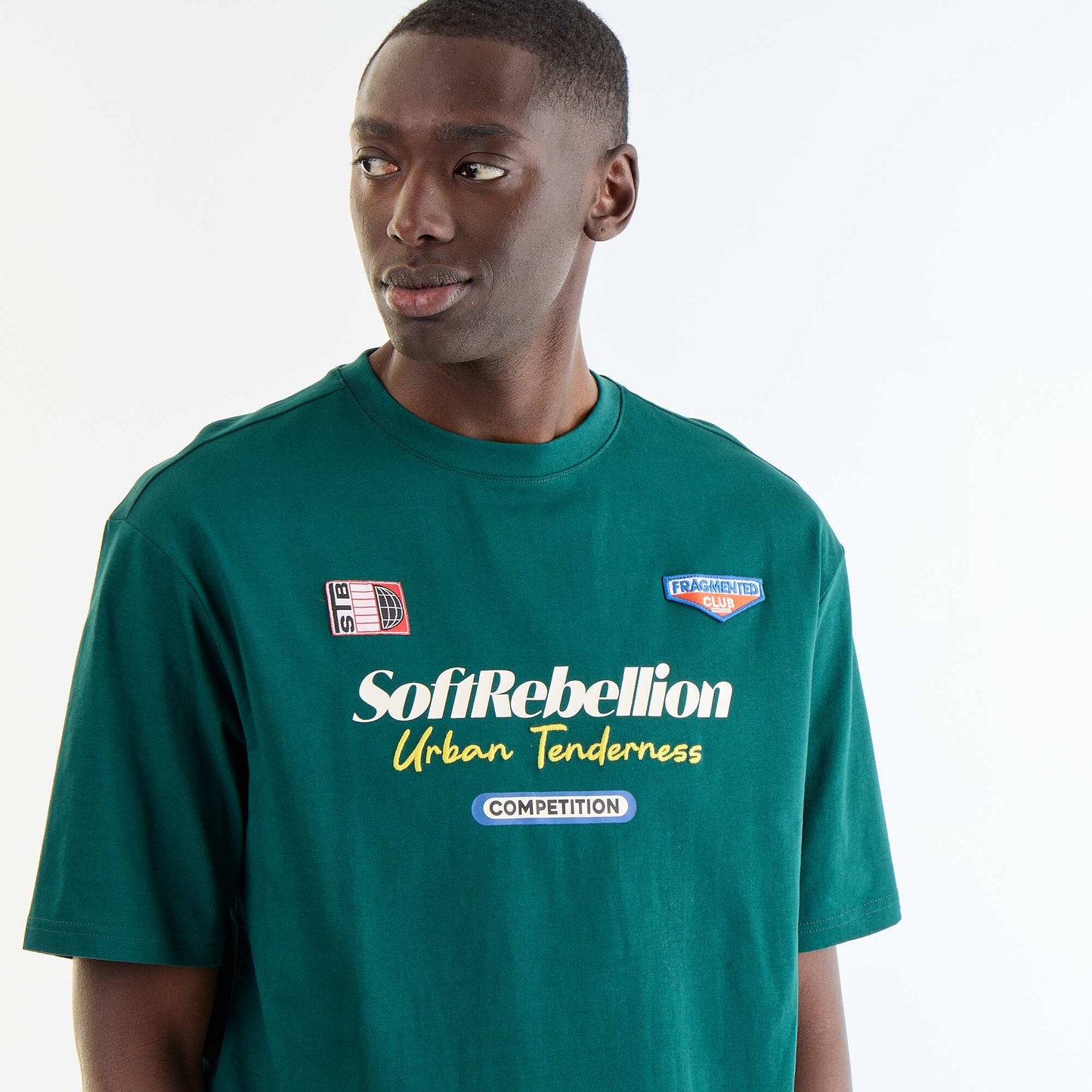 Solid short-sleeved T-shirt with sewn patches GREEN