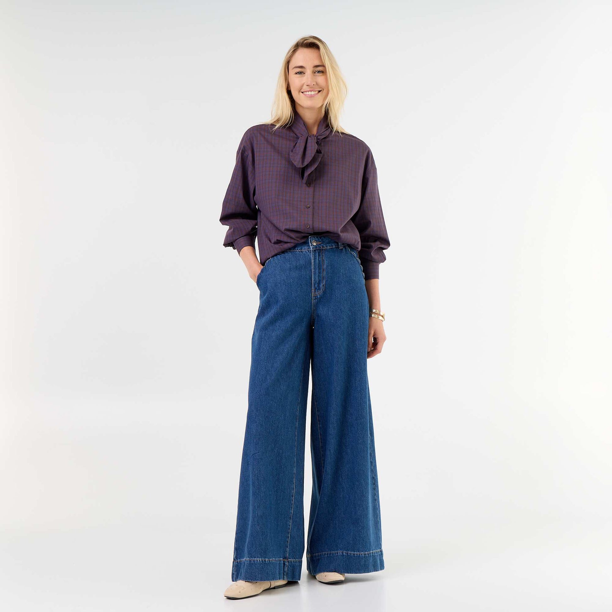 Loose Long-Sleeved Shirt with Pussy-Bow Collar BROWN