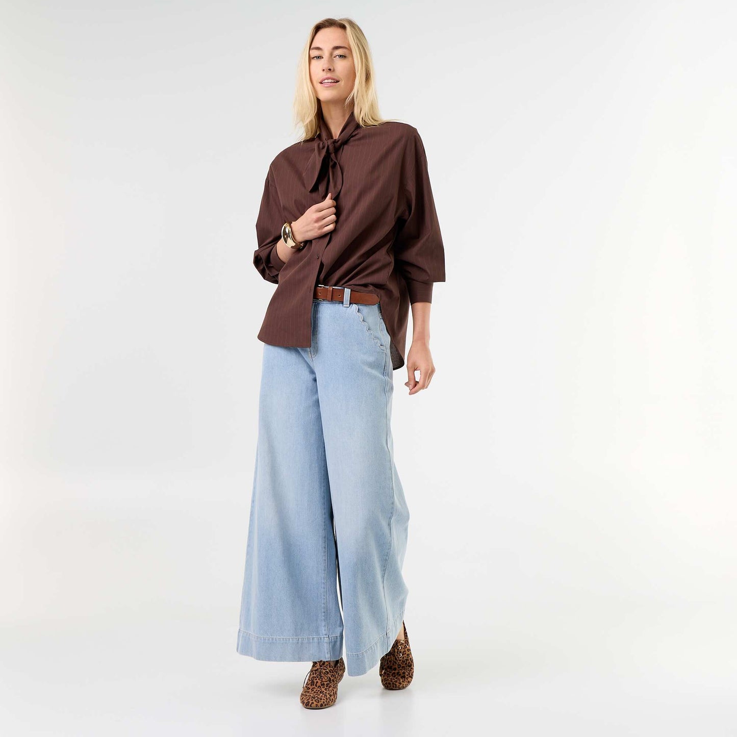 Loose-fit long-sleeved blouse with pussy-bow collar BROWN
