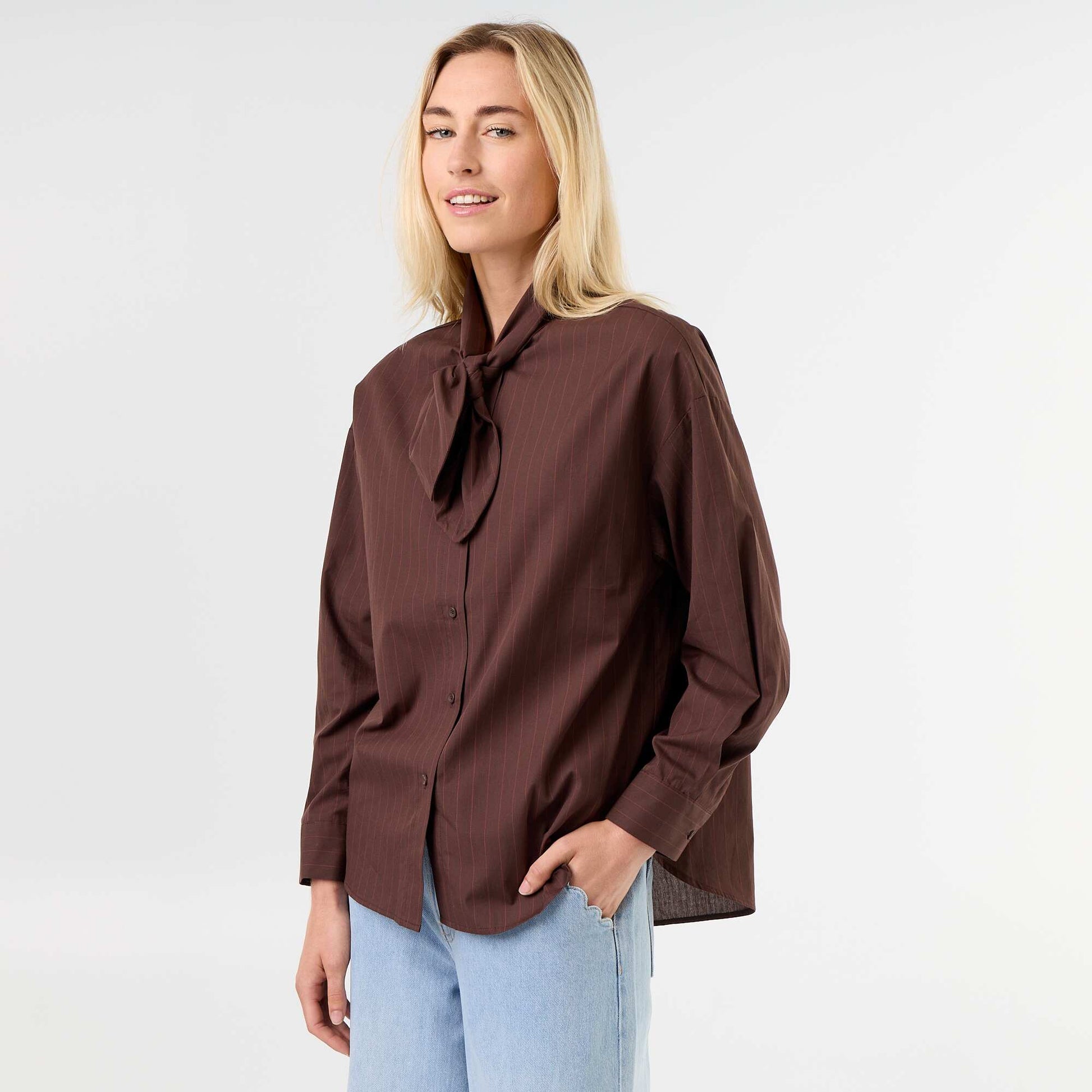 Loose-fit long-sleeved blouse with pussy-bow collar BROWN