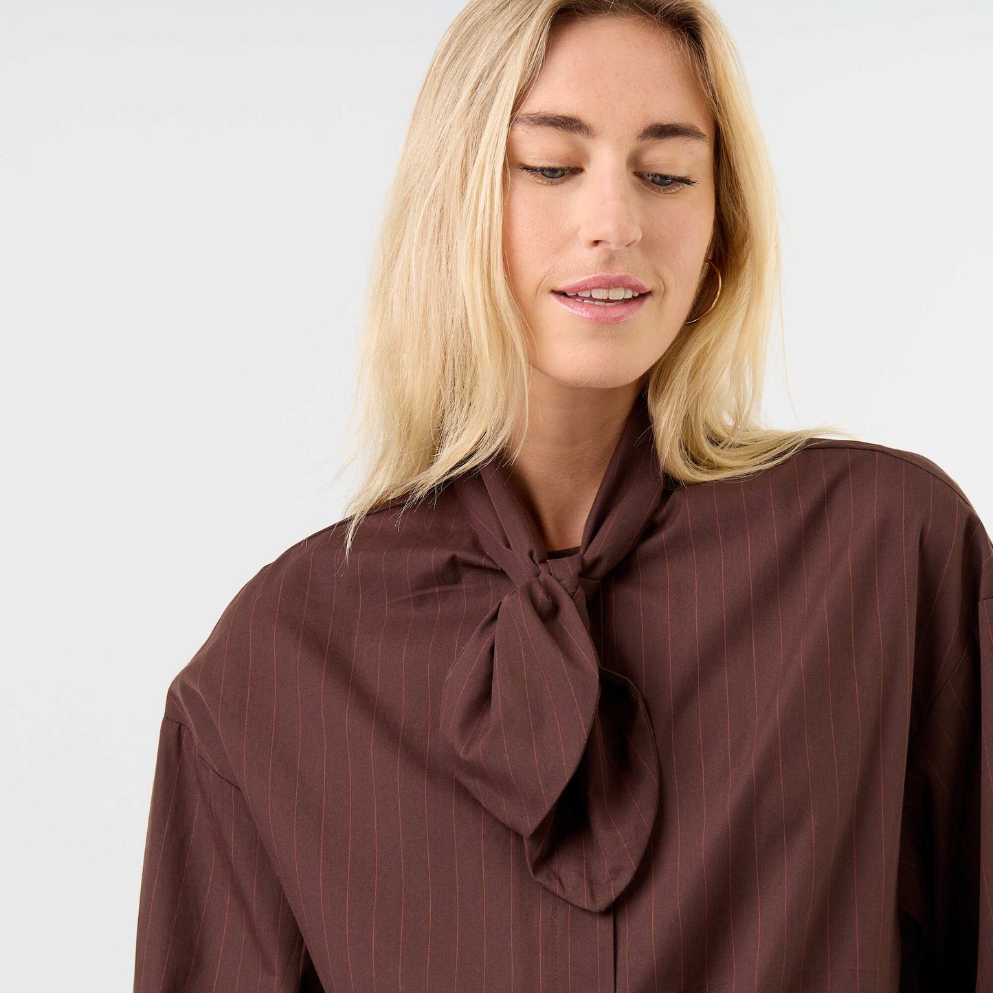 Loose-fit long-sleeved blouse with pussy-bow collar BROWN