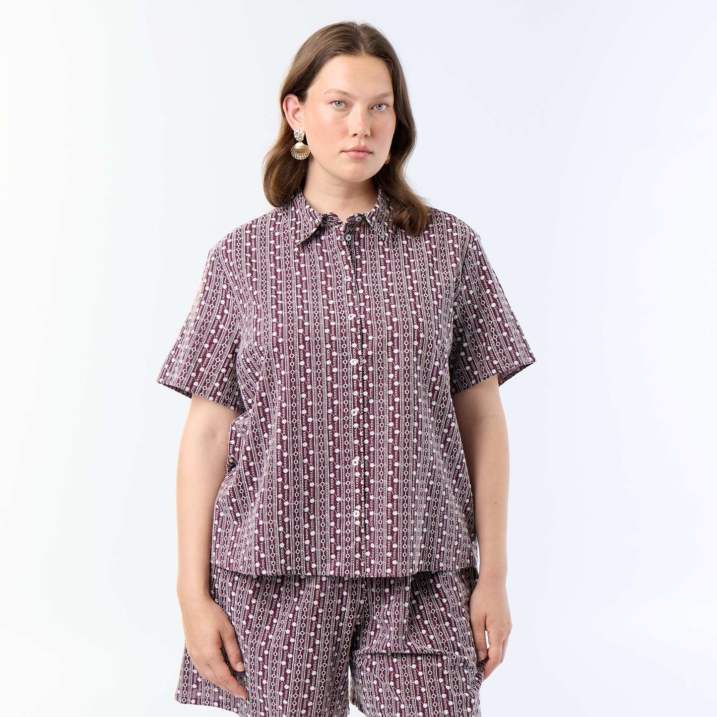 Short-sleeved shirt with embroidered design PINK