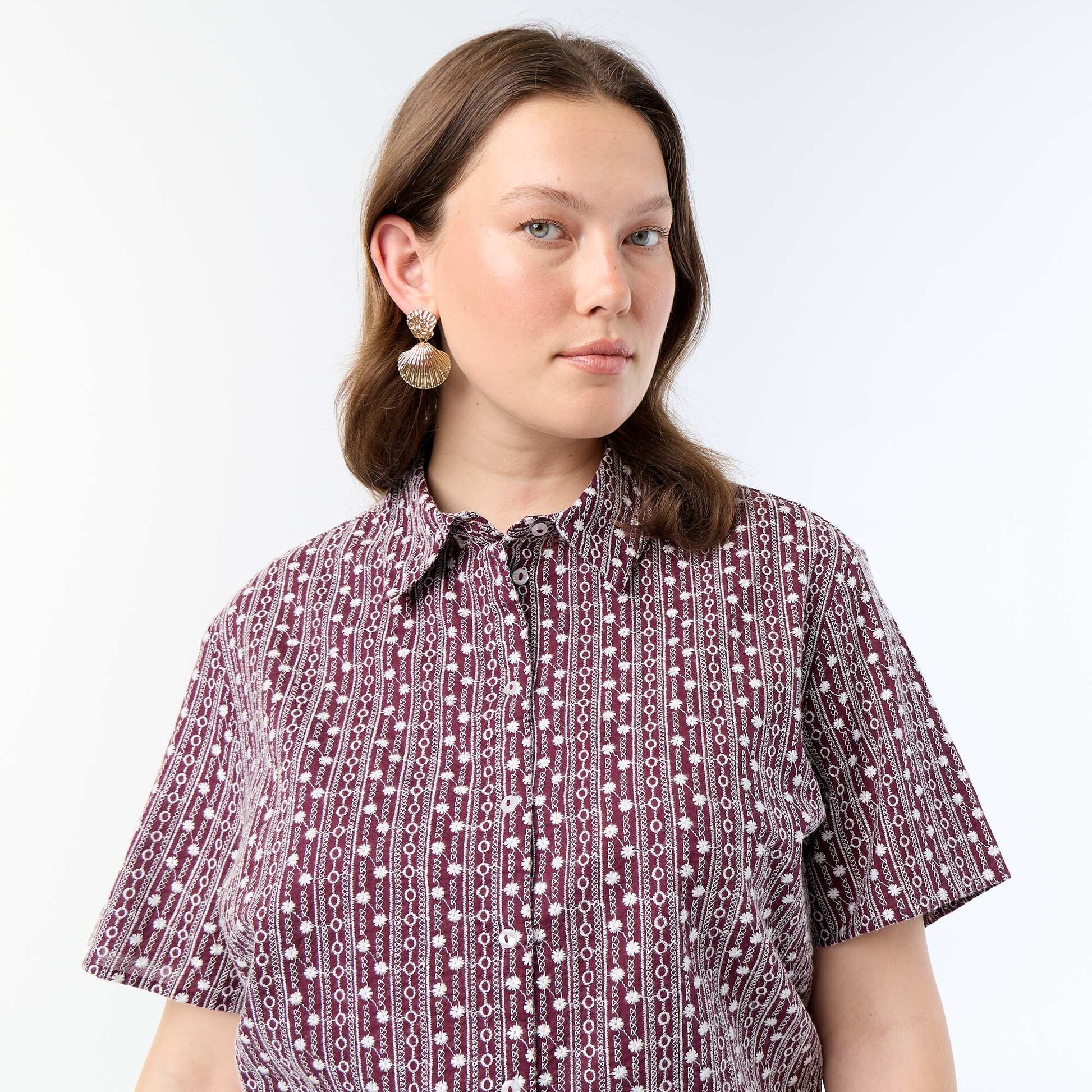 Short-sleeved shirt with embroidered design PINK
