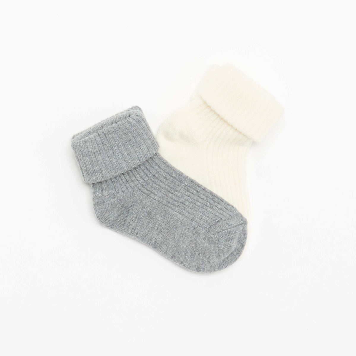 Adorable 2-Pack of Newborn Socks GREY