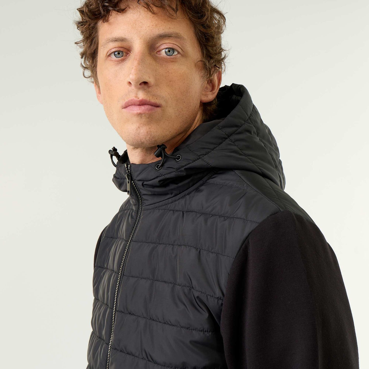 Dual-material hooded zip-up jacket BLACK