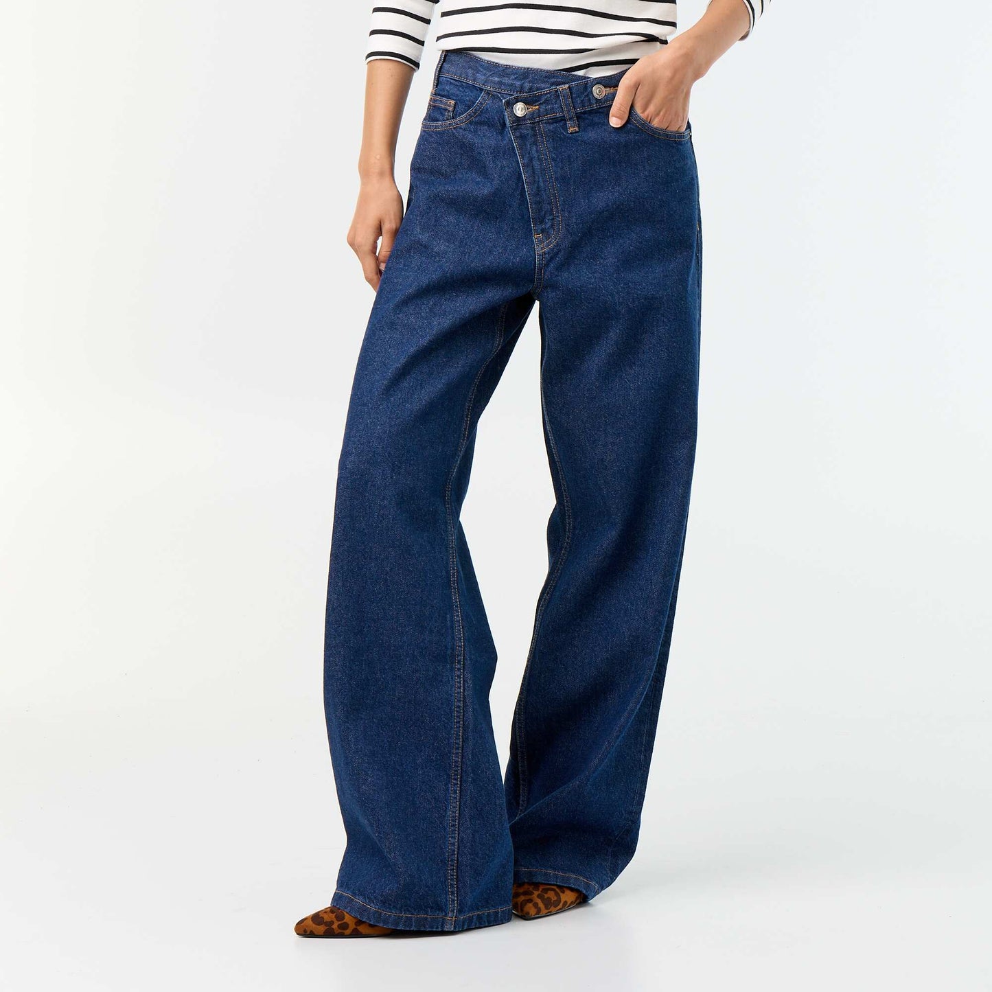 Barrel Jeans with Asymmetric Button Fly BLUE