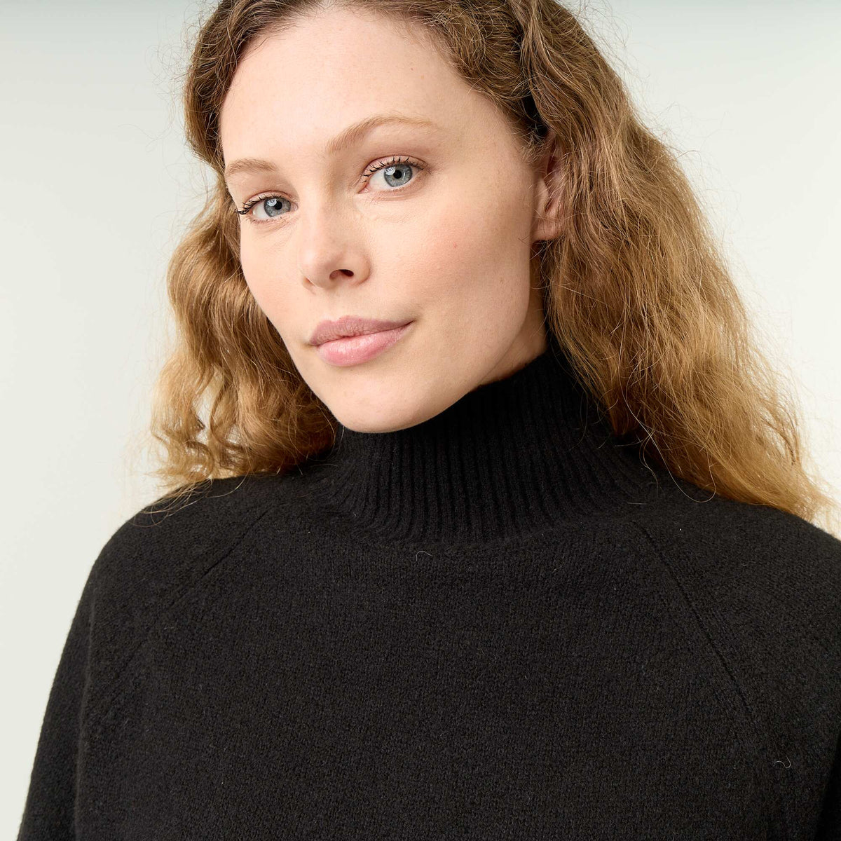 Warm high-neck sweater BLACK