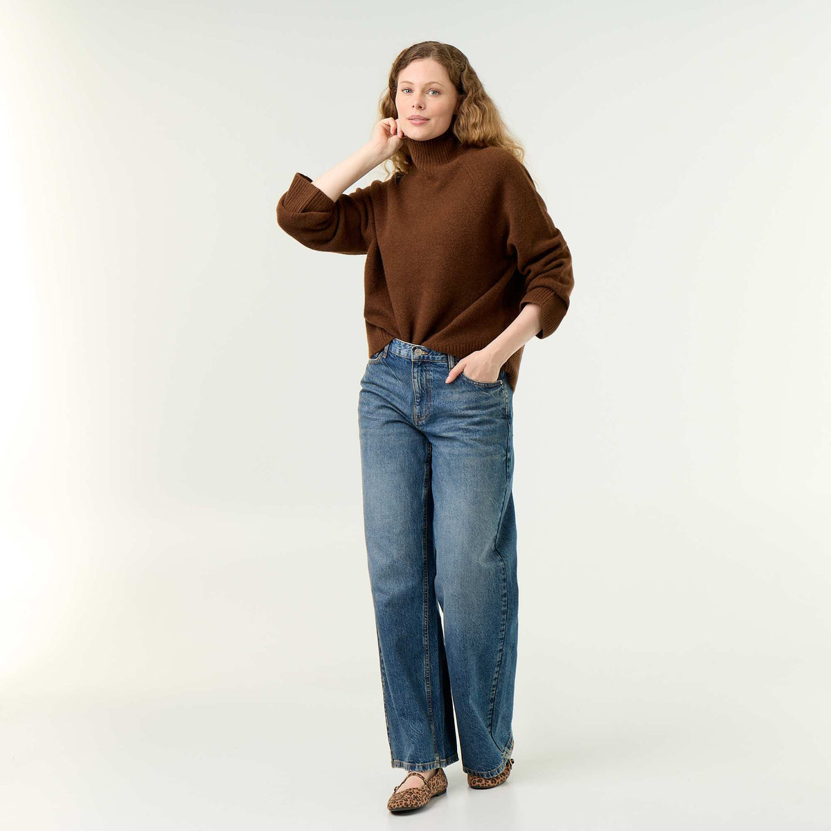 Warm high-neck sweater BROWN