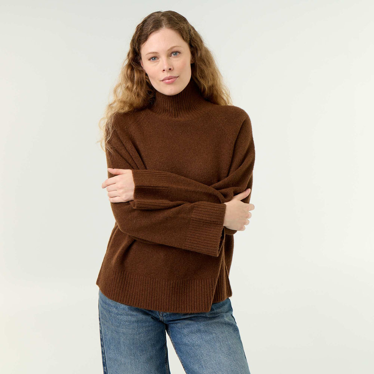 Warm high-neck sweater BROWN