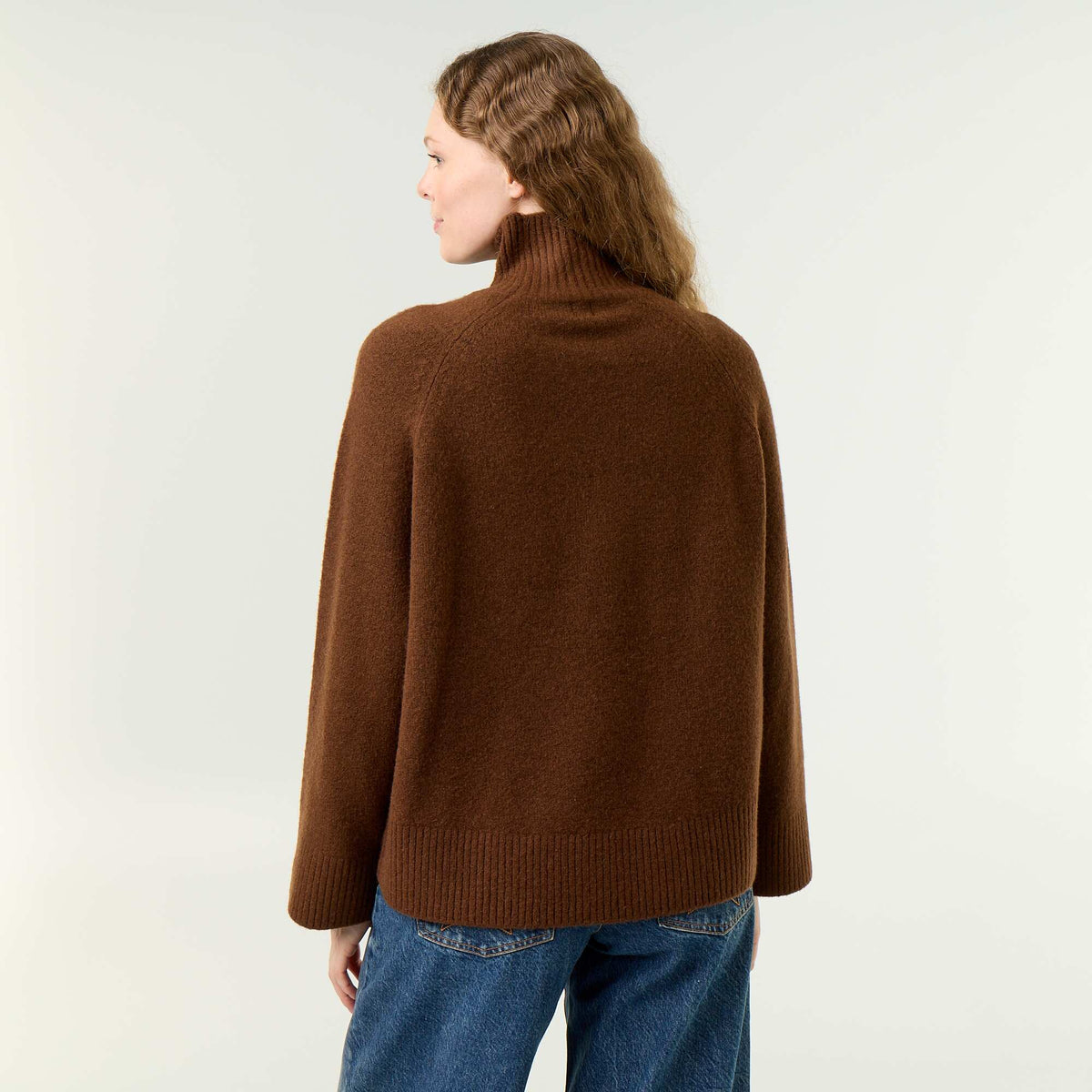 Warm high-neck sweater BROWN