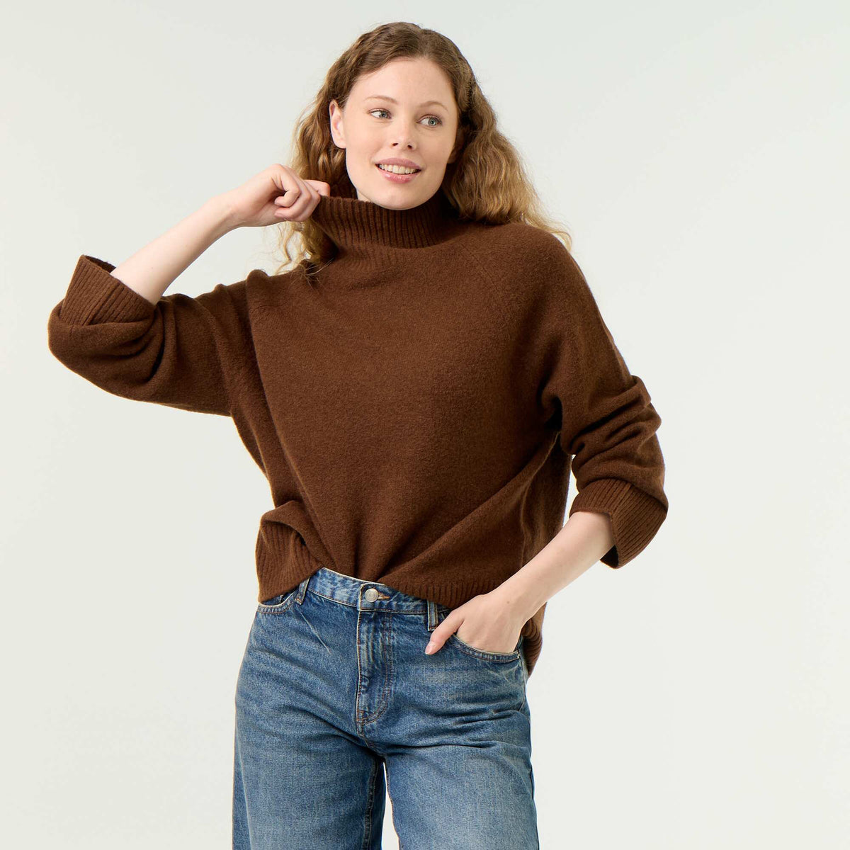Warm high-neck sweater BROWN